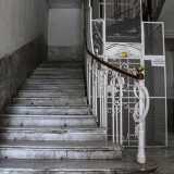 Mentre attraversando la stanza riusciamo ad ammirare la scala che porta agli alloggi privati